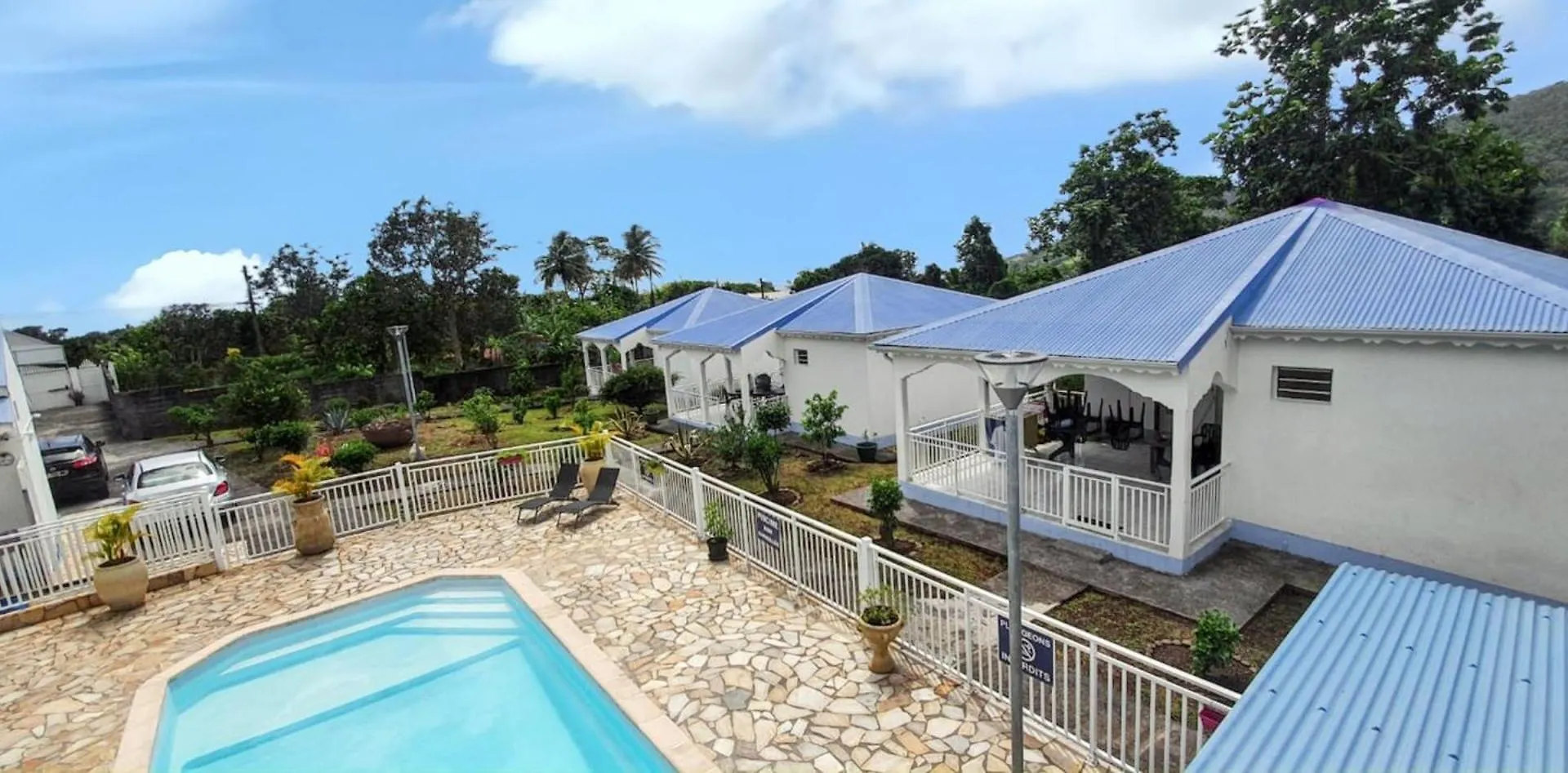 Bungalow Charmant Proche De Capesterre Belle Eau Avec Piscine Partagee