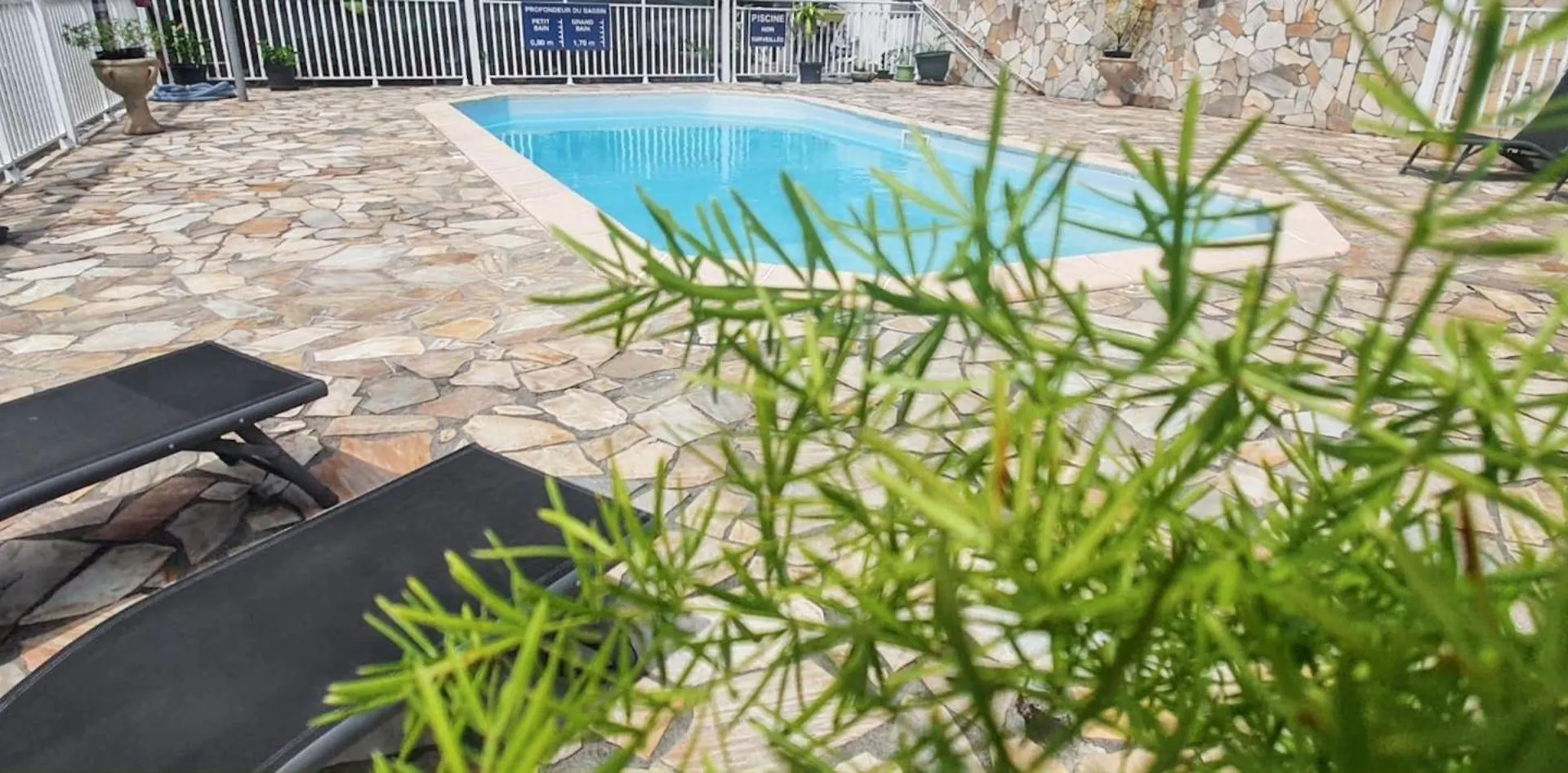 Bungalow Charmant Proche De Capesterre Belle Eau Avec Piscine Partagee