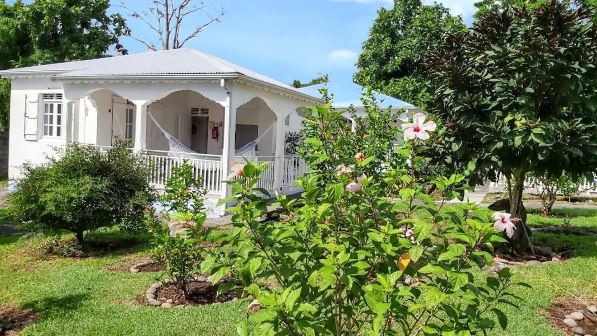 펜션 Bungalow Charmant Proche De Capesterre Belle Eau Avec Piscine Partagee